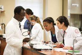 Richard Addo Professor Of Pharmaceutical Sciences Works With Students During A Lab Unionuniversity Pharmeceuticalscienc Union University Pharmacy College