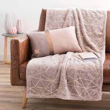 Véritable invitation au voyage et à la découverte, maisons du monde vous propose une sélection… Plaid Taupe Motifs Graphiques 150x230 Spectral Maisons Du Monde