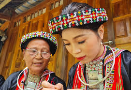 Trang phục của người Dao đỏ ở Yên Bái có gì đặc biệt mà đến chết cũng phải  chôn theo?