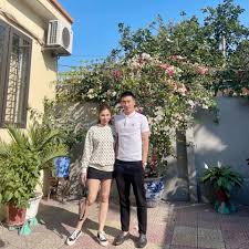 Sáng 25/3, hùng dũng chia sẻ hình ảnh chụp cùng vợ và bất ngờ tiết lộ thân thế của cô… đó là cây hài đến từ tuyên quang. Wjhuax2a65kzwm