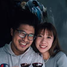 週末晚上我們第一次把兩個小孩托嬰給公婆，自己去吃餐酒館！  晚上18:30走路去餐廳的路上，我跟郭郭兩個人不約而同的說「好奇怪喔！怎麼這個時間我們還在外面啊？」哈哈哈