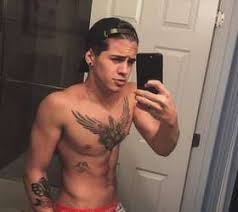O humorista whindersson nunes surgiu com sua noiva maria lina na tarde desta segunda feira (14) e exibiu um clique de suas novas tatuagens no rosto. Fa Faz Tatuagem Do Rosto De Whindersson Nunes Veja A Semelhanca