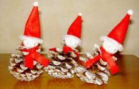 Diy couronne en pommes de pin blanches avec ruban et feuilles jaunes pour une déco de porte sapins de noël fait main avec pommes de pin et rubans. Lutins Pommes De Pin Bricolage Noel Personnages De Noel Noel