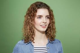 Turns out scrunching straight hair doesn't involve scrunching at all! How To Scrunch Hair To Create Curls Easy Video Tutorial