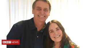 O manifesto em que 512 artistas repudiam as declarações de regina duarte e diz que ela não os representa tem duas consequências. A Trajetoria De Regina Duarte Na Politica Do Estou Com Medo Ao Convite Para Integrar Governo Bolsonaro Bbc News Brasil