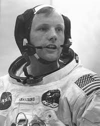 After serving in the korean war and then finishing college, he joined the organization that would become nasa. Mann Auf Dem Mond Neil Armstrong Ist Tot Spektrum Der Wissenschaft
