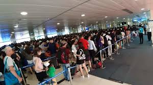 Sau khi cục hàng không việt nam có thông báo hỏa tốc về việc tạm dừng nhập cảnh hành khách từ ngày 27/5 đến hết ngày 4/6/2021, sân ga cảng hàng không quốc tế tân sơn nhất sáng nay trở nên vắng lặng, đìu hiu chưa từng có.() Chinh Thá»©c Táº¯t Phat Thanh Nha Ga T2 San Bay Tan SÆ¡n Nháº¥t