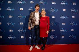 Een veel geluk verder in 2020.ook als papa. Vleugels Of Flanellen Benen Straks Voor Van Aert Ervaringsdeskundigen Over Papa Worden In Volle Seizoen Een Magisch Moment Veldrijden Hln Be