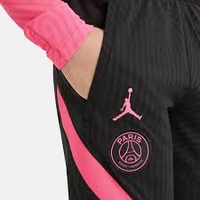Entdecke rezepte, einrichtungsideen, stilinterpretationen und andere ideen zum ausprobieren. Nike Paris Saint Germain Strike Trainingsshorts Kinder Black Hyper Pink Hyper Pink L 147 158 Cm 24 99