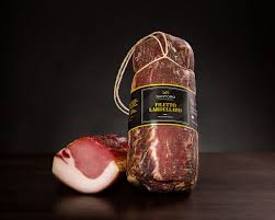 Per prima cosa è necessario procurarsi dal salumiere una bella fetta di lardo o pancetta, non troppo sottile, quindi, con un coltello affilato, la si taglia a sottili listarelle. Filetto Lardellato Salumificio Santoro