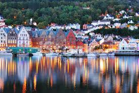 En sami septentrional, norga), oficialmente reino de noruega, es un estado soberano de europa septentrional, cuya forma de gobierno es la monarquía democrática parlamentaria. Bergen Noruega De Paisajes De Noche Fotografias De Stock Freeimages Com