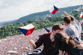 Spolek milion chvilek pro demokracii ve čtvrtek v podvečer uspořádal demonstrace pod názvem hrad za hranou, republika v ohrožení. A Million Moments For Democrazy Protests Chris Lettner