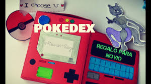 La caja sorpresa para tu novio es un regalo muy divertido de hacer, pero resulta más dinámico aún cuando llega la hora de ver la cara de la persona que lo recibirá. Caja De Regalo Pokedex Para Novio Pokemon Artisanat Sage By Artisanat Sage