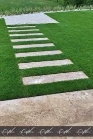 Einfach Gestalteter Weg Aus Travertin Platten Bei Diesem Projekt Wurden Platten Der Grosse 90x60 Geteilt Und Verlegt Weitere Infos Garten Platten Natursteine