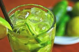 2 buah timun, dipotong kedua ujungnya; Pin Di Minuman