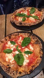 How Delicious Does This Italian Pizza Look There S Nothing Quite Like Delicious Italian Pizza Is There Iliveitaly Food Inspiration Pretty Food Aesthetic Food