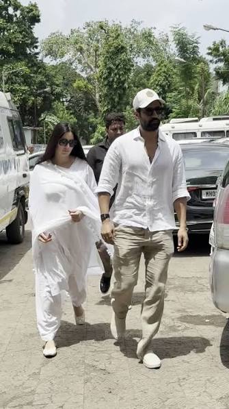 Katrina Kaif & Vicky Kaushal arrive for Kuku Kohli's last, rites.🙏