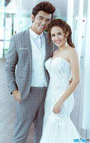 Nhiều người biết vợ chồng bà hằng làm thiện nguyện từ rất lâu, thường xuyên phát tâm công đức cho người nghèo và các đền chùa. Ca SÄ© Anh Tam