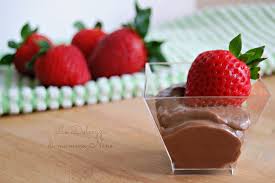 La crema pasticcera al cioccolato è una rivisitazione super golosa della classica crema pasticcera, una variante particolarmente adatta per farcire torte, bignè, pasticcini, dessert, oppure da servire da sola, come dolce al cucchiaio: Crema Pasticcera Al Cioccolato Ricetta Di Luca Montersino