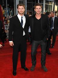Liam hemsworth breaking news, photos, and videos. 10 Grunde Warum Chris Und Liam Hemsworth Die Heissesten Geschwister Hollywoods Sind Fame10