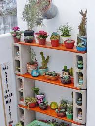 21 Clevere Ideen Um Garten Und Hof Mit Terrakottatopfen Zu Schmucken Home Design Inspiration Deko In 2020 Cinder Block Shelves Diy Plant Stand Cinder Block Garden