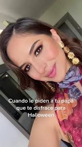 Vestida De Pajaro Asusta A Su Novio