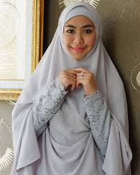 Oki setiana dewi fitting baju pengantin tabloidbintang.com oki setiana dewi fitting baju pengantin wanita muslimah: Biodata Oki Setiana Dewi Juri Tetap Gema Gegar Vaganza Azhan Co