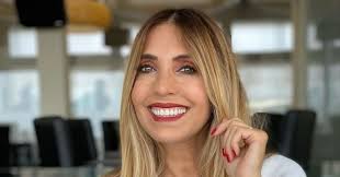 Cláudia jacques surgiu publicamente quatro dias depois de o marido olivier da silva ter sido preso sob a acusação de burla. Claudia Jacques Exibe Corpo De Sonho E Fas Desdobram Se Em Elogios Fechem Ja A Internet Nova Gente