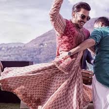 To Be Indian Groom Ranveer Singh At His N Deepika Padukone S Mehendi Mehndi Ceremony Before Their Indi Groom Outfit Urban Wedding Venue Wedding Dress Trends