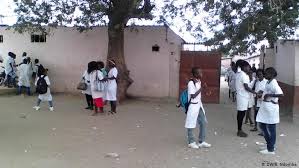 O presidente da república de moçambique, filipe nyusi, deu uma trégua de sete dias para as operações militares no centro do país. Covid 19 Angola Cancela Testagem Aleatoria De Alunos Sem Explicar Motivos Angola Dw 06 10 2020