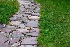 Gartenwege sind ein gartenweg aus steinen oder ziegeln oder mit blumen geschmückt. Gartenwege Gestalten 22 Kreative Beispiele