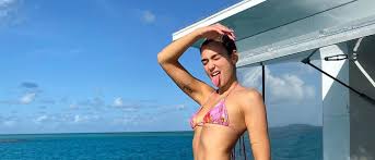 8,040,113 likes · 718,506 talking about this. Ganz Schon Heiss Dua Lipa Posiert Auf Insta Im Mini Bikini Promiflash De
