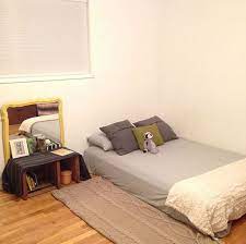 Ada beberapa cara sederhana yang bisa dilakukan untuk menjadikan kamar tidur minimalis tetap nyaman. 7 Inspirasi Desain Kamar Tidur Minimalis Sederhana Nyaman Banget