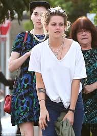 Vincent luis doesn't have a girlfriend right now. Kristen Stewart Loses Track Of Cara Delevingne S Guitarist Girlfriend St Vincent Daily Mail Online