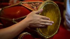 Alat musik tifa pada dasarnya merupakan alat musik yang terbuat dari kayu berbentuk tabung dan bagian tengahnya dilubangi. Mengenal Alat Musik Tradisional Asli Indonesia Tokopedia Blog