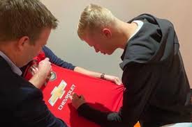 Erling haaland is paying little attention to the transfer talk suggesting that he is a summer target for the likes of manchester city and barcelona, with the norwegian striker eager to point out. Erling Haaland Signs Man Utd Shirt Ahead Of Proposed January Transfer Mirror Online