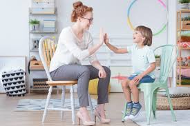 Enkele algemene kenmerken van autisme zijn beperkingen in sociale contacten en interactie, stereotype gedragingen, eenzijdige belangstelling en sterke behoefte aan routine, structuur en. Autisme Kenmerken En Omgaan Met Vind Een Coach Be