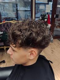 💈 Trwała keratynowa w męskim wydaniu 🔥 Naturalne skręty, kontrolowana  objętość i styl, który robi robotę bez zbędnej stylizacji. Boki czysto  wycieniowane, góra pełna tekstury i charakteru