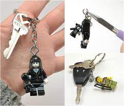 Das solltet ihr machen, damit euer schlüssel ein stück von der wand entfernt hängt. Aus Lego Figuren Lassen Sich Tolle Schlusselanhanger Machen Schlusselanhanger Selber Machen Mini Schlusselanhanger Schlusselanhanger Basteln