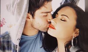 Demi lovato and max ehrich have broken up just days after she opened up about their wedding ben henry · sept. Demi Lovato Believes Ex Fiance Max Ehrich Was Using Her
