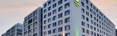 Holiday inn berlin city east side is a short driving distance of the historic square potsdamer. Berlin Hotels In Der Nahe Von East Side Gallery Holiday Inn Berlin City Ost Seite