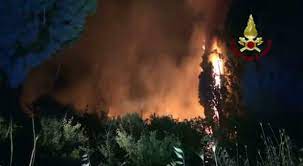 Il sud brucia, otto canadair dei vigili del fuoco in azione tra sicilia e calabria: Revma6n4cvroim