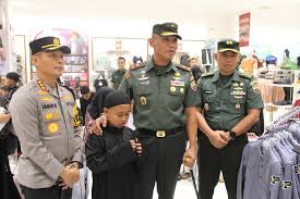 Danrem 033/WP Menyambut Kedatangan Dansesko TNI di Bandara Raja Haji  Fisabillah. Tanjungpinang- Komandan Korem 033/Wira Pratama. Brigjen TNI  Jimmy Watuseke menyambut kedatangan Komandan Sekolah Staf dan Komando  Tentara Nasional Indonesia (Dansesko) TNI
