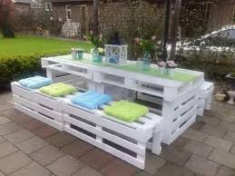 20 Idees Pour Decorer Votre Jardin A L Aide De Palettes De Bois En 2020 Salon De Jardin Palettes Banquette Jardin Palette Jardin