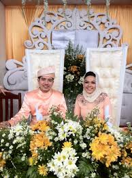 Halina sejak 2001 sewaktu beliau merupakan pensyarah di universiti. Another Wedding In The Family Barely Supermommy