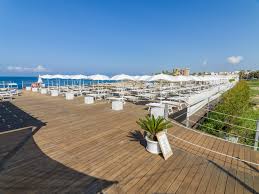 Situato a santa maria al bagno, il panoramic offre sistemazioni climatizzate con patio. Salsedine Beach Santa Maria Al Bagno Le Prenotazione Online Spiagge It