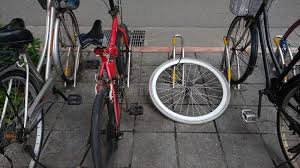 Bei fahrrädern mit kettenschaltung kommt es auf die anzahl der ritzel hinten am fahrrad an. Das Fahrrad Dem Nur Die Kante Gestohlen Wurde Taiwan Stockfoto Bild Von Metall Unsicherheit 140555768