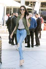 Jessica gomes | there is crazy beauty in everything, just stop and look. Streamlined Jess Gomes Shows Off Fabulous Slim Figure In Tight Jeans Street Style Chic Celebrity Street Style Jessica Gomes