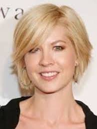 Jenna elfman wearing her hair short in a neat and professional short haircut. 16 Jenna Elfman Hair Short Hair 2 Must See
