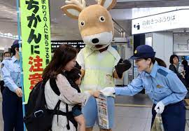 痴漢増える夏場、注意と通報訴え JR広島駅で警察など | 中国新聞デジタル